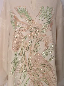 Primer plano detallado del intrincato bordado de cuentas y lentejuelas en el elegante vestido