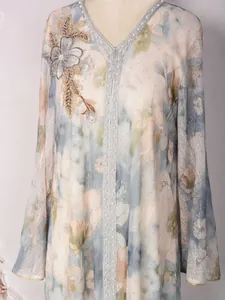 Détail d'une robe fleurie élégante avec perles délicates et broderies florales