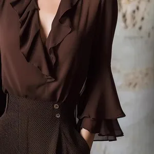 Elegante blusa marrón con cuello de pico y mangas con volantes para moda de otoño chic