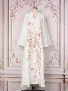 Robe longue caftan blanche élégante avec motifs floraux à paillettes or rose exquis