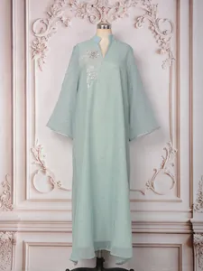 Robe longue élégante vert menthe ornée de motifs en strass et de détails de perles