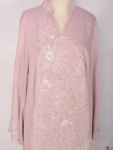 Détail d'une robe ethnique rose élégante avec de superbes broderies de perles et de paillettes