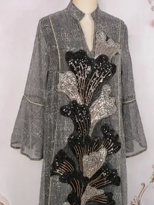 Gros plan d'une robe grise de luxe avec broderie florale complexe en paillettes