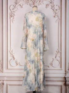 Vue arrière d'une élégante robe maxi florale ornée de perles et de strass délicats