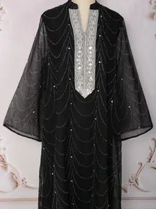Vue détaillée d'un caftan turc noir avec perles argentées et paillettes sur tissu mesh