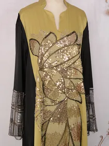 Vue détaillée d'une robe patchwork ethnique avec applique de paillettes dorées