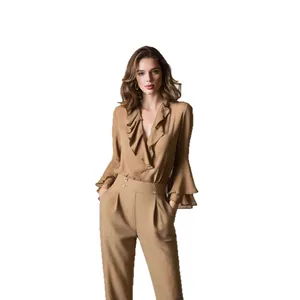 Elegante blusa camel con volantes y cuello en V con pantalones de cintura alta a juego.