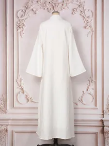 Robe longue blanche élégante avec manches cloche vue de dos sur un mannequin de couture