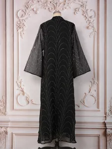 Vue détaillée d'une robe en résille noire avec motifs en strass ondulés