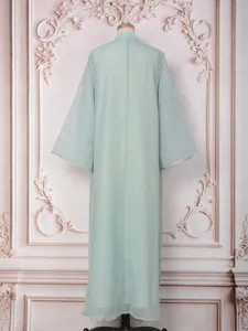 Robe longue bleu clair perlée élégante avec des vagues de strass étincelantes au dos