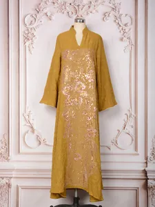 Exquise robe longue jaune moutarde à paillettes avec des motifs floraux raffinés.