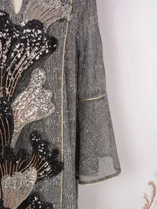 Gros plan sur les broderies exquises de paillettes et de perles d'une robe de luxe