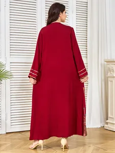 Vue arrière d'une élégante robe longue ethnique bordeaux avec broderie aux manches