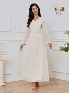 Vue d'ensemble d'une élégante robe longue blanche avec dorure et col en V pour femme