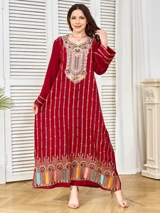 Robe longue élégante bordeaux avec broderies ethniques et détails de paillettes scintillantes