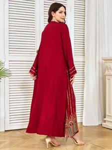 Vue arrière d'une robe longue ethnique bordeaux avec broderies et paillettes élégantes