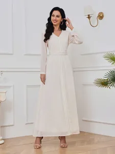 Élégante robe longue blanche à col en V et manches longues avec détails dorés