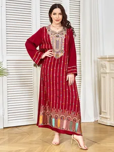 Vue détaillée d'une robe ethnique bordeaux avec broderie dorée et paillettes complexes