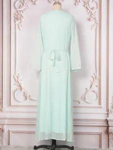 Vue arrière détaillée d'une élégante robe longue vert menthe avec dorures et ceinture à nouer