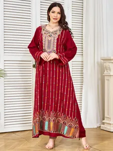 Robe longue ethnique bordeaux élégante avec broderies complexes et détails pailletés brillants.