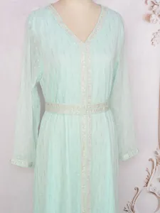 Robe caftan vert menthe à manches longues avec rayures dorées et bordures en cristal