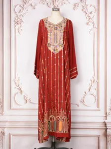 Robe caftan ethnique rouge élégante avec broderies et paillettes sur mannequin de couture