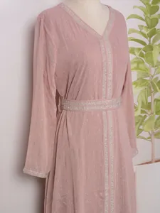 Robe caftan élégante rose poudré à manches longues avec rayures métallisées et broderies