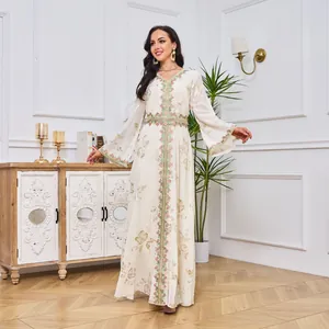 Elegante vestido largo étnico con estampado dorado y mangas largas acampanadas MT037
