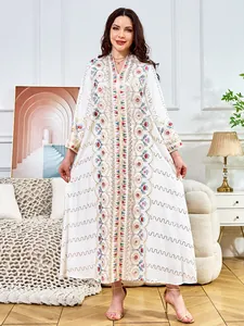 Elegantes weißes Maxikleid mit V-Ausschnitt und aufwendiger bunter Blumenstickerei.
