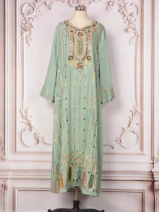 Vue détaillée d'un caftan vert sauge élégant avec broderies et paillettes
