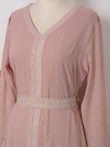 Robe caftan rose poudré élégante avec rayures argentées et taille perlée