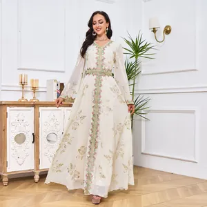Elegante vestido maxi étnico de manga larga con patrones florales dorados en interior.