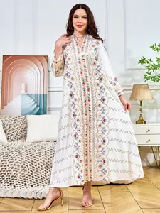 Eleganter weißes Maxi-Kleid mit aufwendiger Blumenstickerei und glänzenden Pailletten