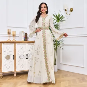 Vista de cuerpo entero de un elegante vestido crema con patrones florales dorados