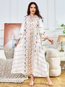 Elegantes weißes Kaftankleid mit V-Ausschnitt, bunter Stickerei und Pailletten-Details