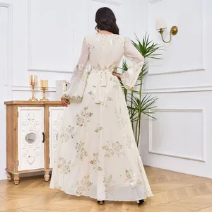 Elegante vestido largo crema con motivos florales dorados y detalle de lazo en la espalda