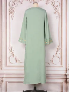 Vue arrière d'une robe longue élégante vert sauge avec détails de paillettes brodées