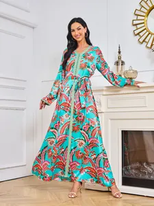Elegante turquoise maxi-jurk met bloemenprint, voorzien van V-hals en metalen borduur