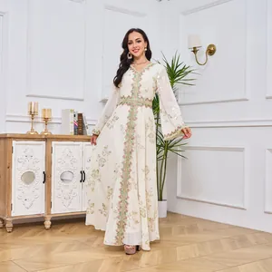 Vista completa de un elegante vestido étnico crema con motivos florales dorados y bordado.