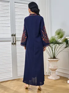 Vista trasera de un vestido largo azul marino con bordados étnicos de colores