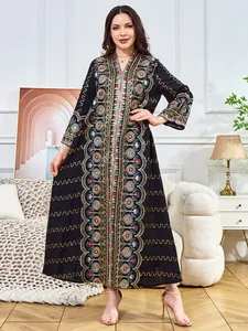 Elegantes schwarzes V-Ausschnitt-Maxikleid mit bunter Stickerei und goldenen Wellen.