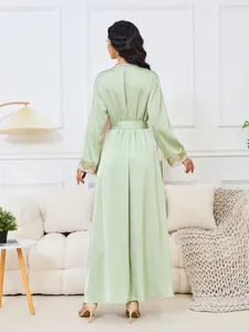 Elegante vestido largo verde menta de manga larga, vista trasera, puños dorados