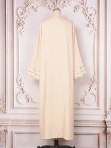 Vue arrière d'une robe longue pêche élégante avec broderie de paillettes colorées aux manches