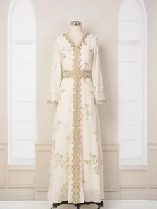 Elegante vestido maxi étnico crema con motivos florales de lámina de oro y bordados