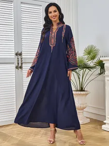 Vista completa de un vestido largo azul marino con vibrantes bordados étnicos.
