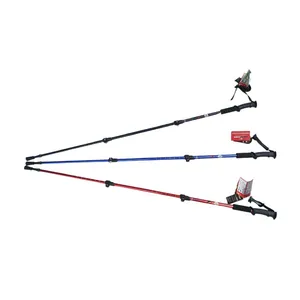 Detalle de bastones de trekking de aluminio de tres secciones en negro, azul y rojo.