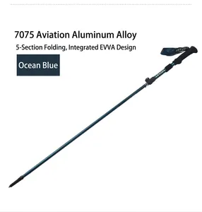 Dettaglio del bastone da trekking pieghevole in alluminio aeronautico 7075 blu oceano