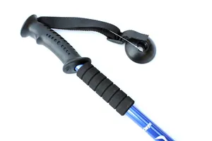 Detalle del mango ergonómico del bastón de trekking con espuma EVA negra y correa de mano