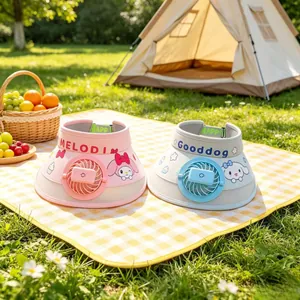 Zonneklep voor kinderen met een mini-ventilator in een gezellige picknick-omgeving