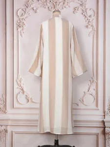 Vista posteriore di un elegante abito lungo a righe beige su manichino, vestibilità ampia